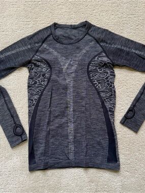 lululemon athletica Long Sleeve Seamless Top in Charcoal and Black